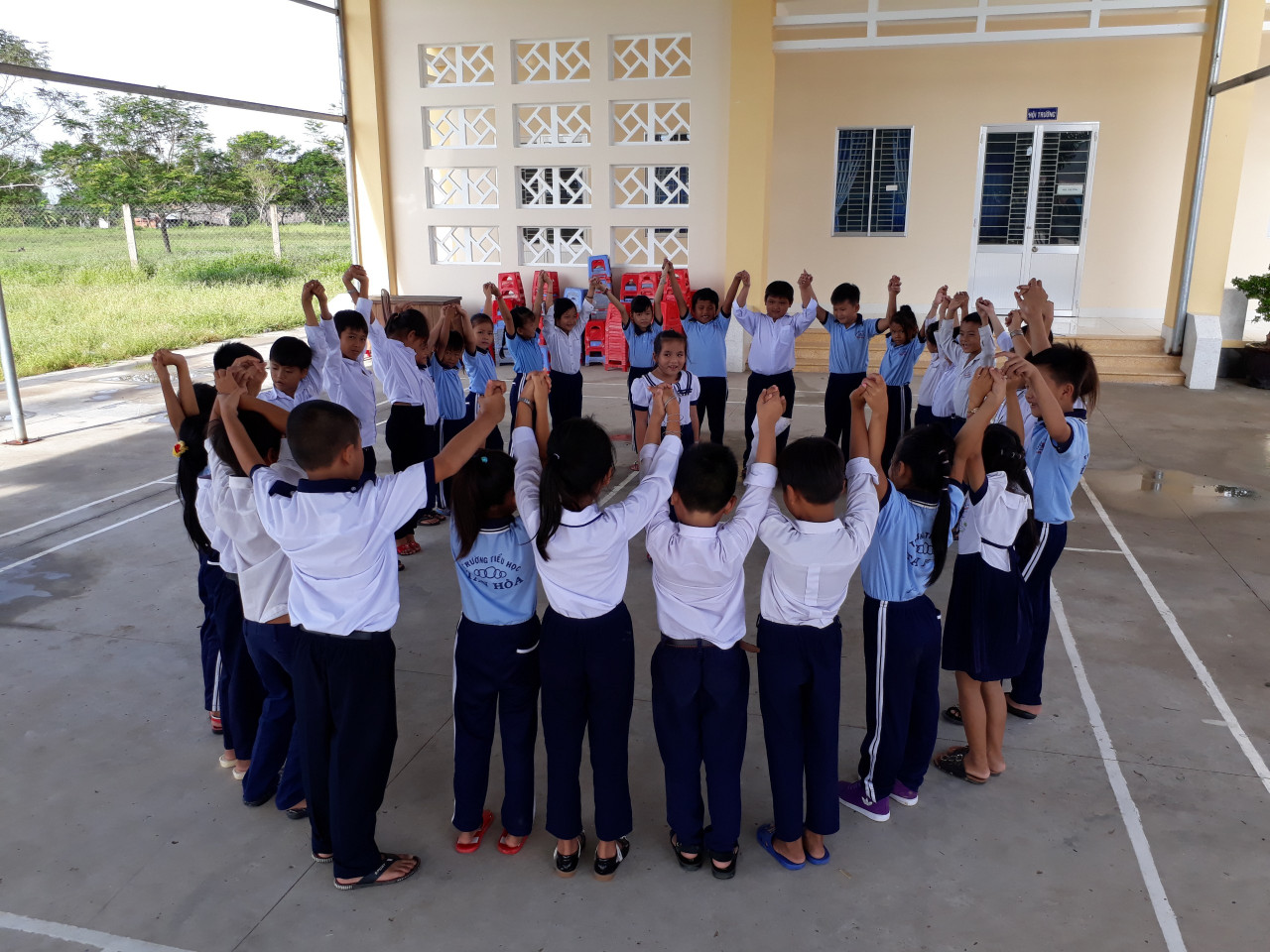Các bạn lớp 5 hào hứng trong giờ hoạt động Ngoài giờ lên lớp