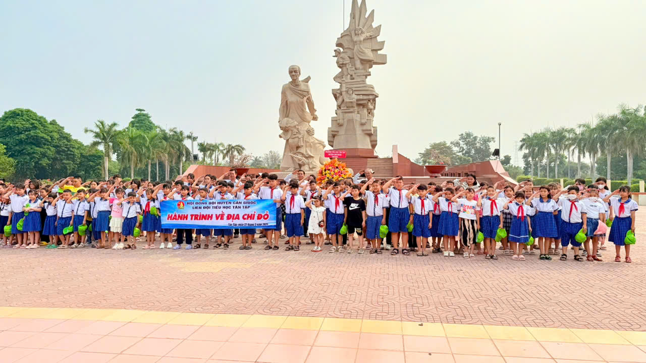 Trường Tiểu học Tân Tập về nguồn tại Tượng đài Long An 