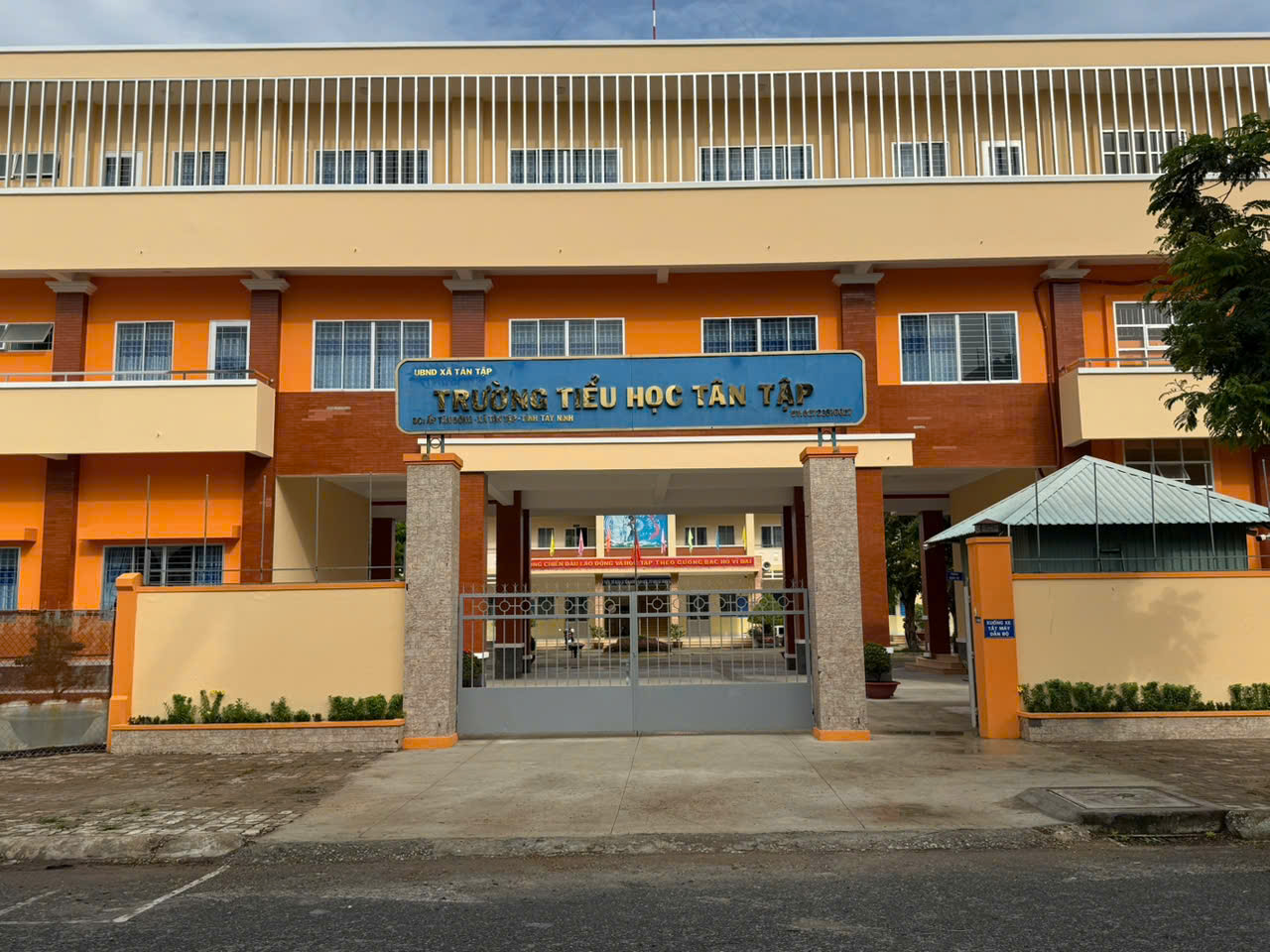 Quyết định số 2490/QĐ-UBND ngày 30/03/2023 của Ủy ban nhân dân tỉnh Long An  về  việc phê duyệt danh mục sách giáo khoa lớp 1 sử dụng trong các cơ sở giáo dục phổ thông trên địa bàn tỉnh Long An;